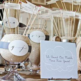 Подборка самых креативных рассадочных карточек для гостей свадьбы