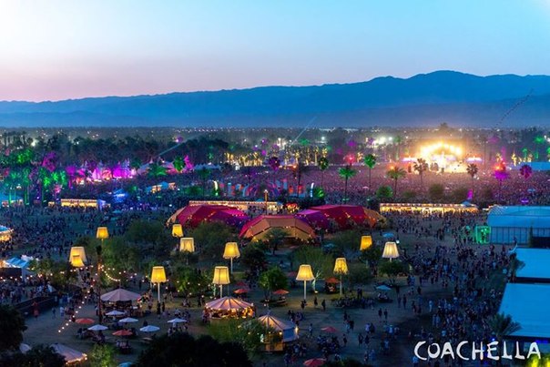 Самые яркие наряды звезд на фестивале "Coachella 2015" Самые яркие наряды звезд на фестивале "Coachella 2015"